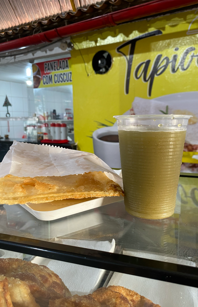 pastel com caldo de cana